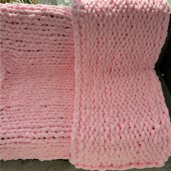 Handmade Blanket with Chunky Chenille yarn. - Picture 8 of 10